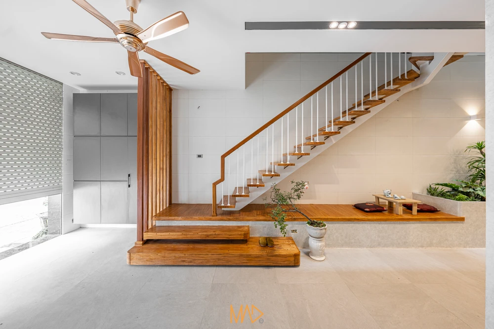 Tầng một bao gồm chỗ để xe, bếp và lối lên thang. Dưới chân thang là chỗ ngồi bệt, trẻ con tha hồ chơi đùa, nhảy nhót khi bà đang nấu cơm, thỉnh thoảng có bạn đến chơi cũng có thể ngồi nhanh tại đây.