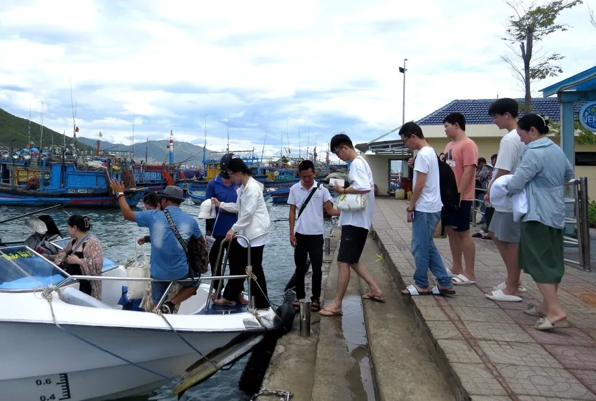 Lễ năm nay, lượng khách du lịch đến Nha Trang - Khánh Hòa tăng nhẹ. Ảnh: C.T.