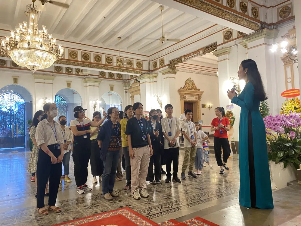 Chương trình tham quan trụ sở HĐND, UBND TP.HCM thu hút 1.614 khách.