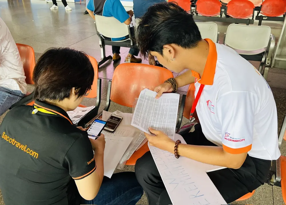 Sau khi hoàn tất các thủ tục tại sân bay, những người mua quốc tế đến khách sạn nghỉ ngơi chuẩn bị tham gia hội chợ. Sau khi hoàn tất các thủ tục tại sân bay, những người mua quốc tế đến khách sạn nghỉ ngơi chuẩn bị tham gia hội chợ.