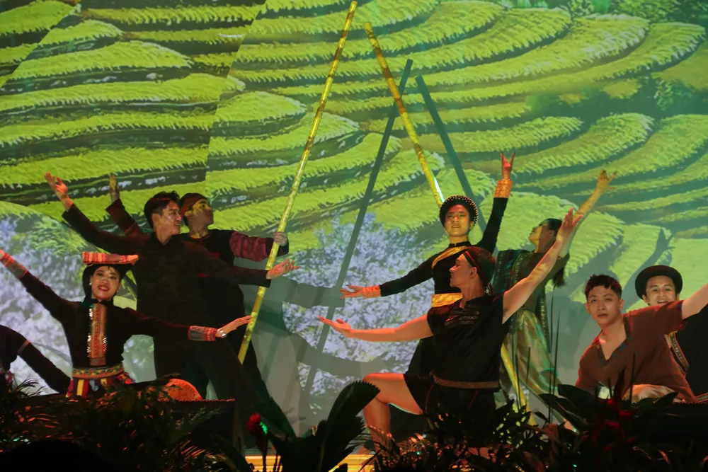 Tiết mục "Nụ cười Việt Nam” được dàn dựng bởi biên đạo Dương Nam Long. Tiết mục "Nụ cười Việt Nam” được dàn dựng bởi biên đạo Dương Nam Long.