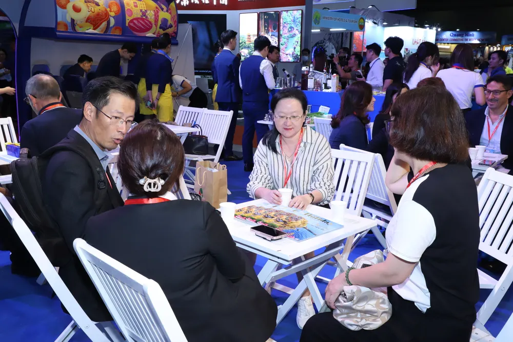 Người mua quốc tế tìm hiểu thông tin du lịch tại gian hàng công ty Vietravel. Người mua quốc tế tìm hiểu thông tin du lịch tại gian hàng công ty Vietravel.