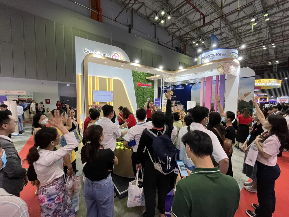 Khách tham gia minigame trả lời các câu đố về du lịch để sở hữu các phần quà, chất lượng đến từ BenThanh Tourist và Tổng cục Du lịch Singapore. Khách tham gia minigame trả lời các câu đố về du lịch để sở hữu các phần quà, chất lượng đến từ BenThanh Tourist và Tổng cục Du lịch Singapore.