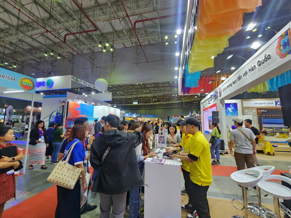 Sáng 8-9, người dân, du khách trong và ngoài nước đến tham quan và tìm hiểu tour tại hội chợ. Sáng 8-9, người dân, du khách trong và ngoài nước đến tham quan và tìm hiểu tour tại hội chợ.