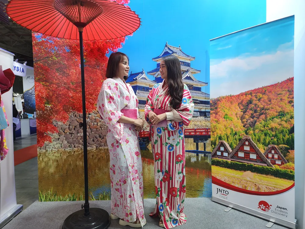 Du khách trải nghiệm mặc trang phục Kimono của Nhật Bản. Du khách trải nghiệm mặc trang phục Kimono của Nhật Bản.