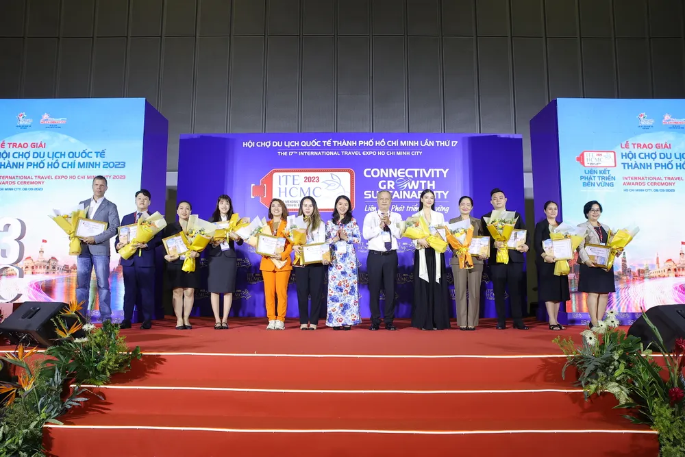 Ban tổ chức hội chợ ITE HCMC 2023 tặng hoa cảm ơn các đơn vị đồng hành cùng hội chợ.