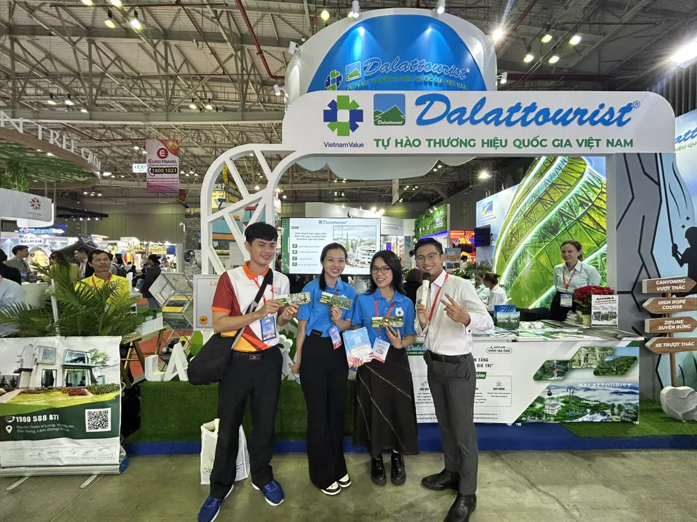 Du khách trả lời câu hỏi đúng về Đà Lạt được nhận các phần quà hấp dẫn là voucher du lịch từ Công ty Dalattourist.