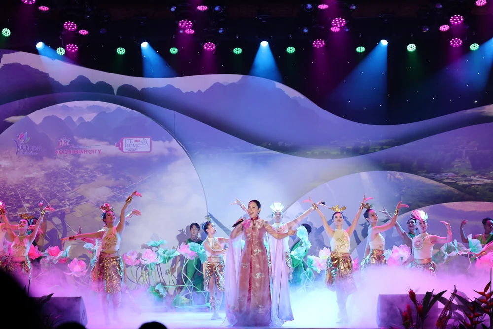 Gala "Đêm Việt Nam" với chủ đề "Dáng hình Việt Nam" (Shape of Việt Nam) mở màn chào đón du khách đến với hội chợ. Gala "Đêm Việt Nam" với chủ đề "Dáng hình Việt Nam" (Shape of Việt Nam) mở màn chào đón du khách đến với hội chợ.