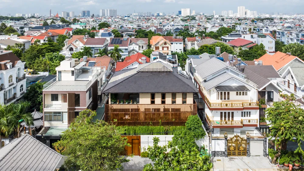 The Lodge Villa có diện tích 20x20m, tọa lạc tại quận Bình Tân, TP.HCM và được thiết kế bởi kiến trúc sư Phạm Thị Mỹ An (MM++ Architects).