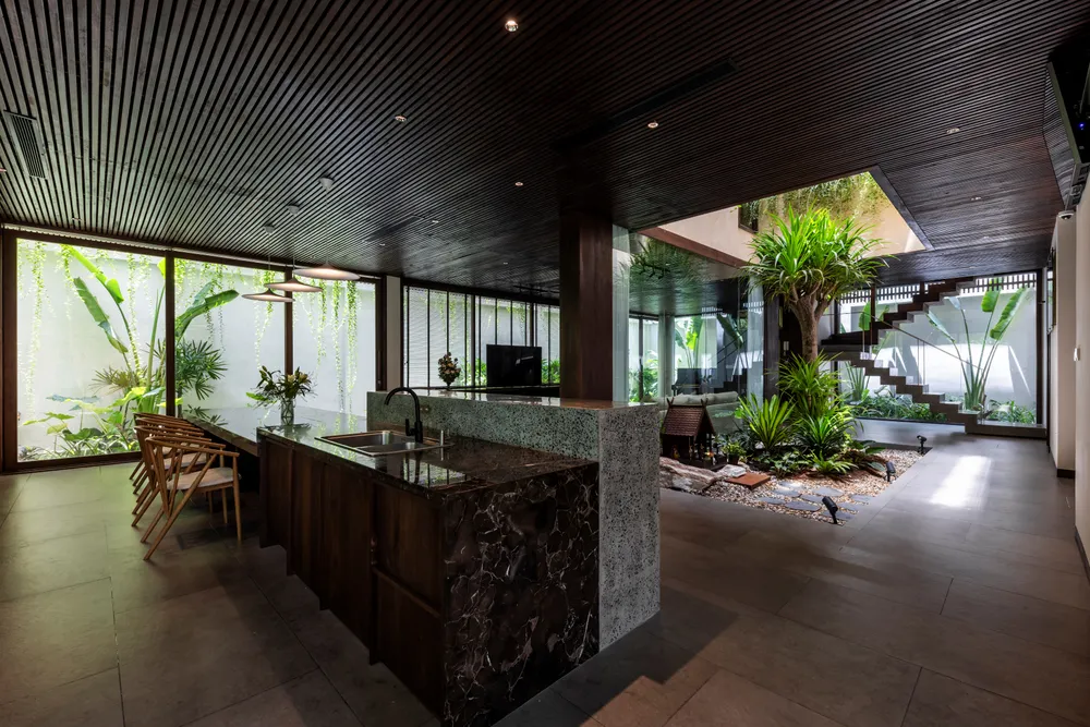 Tất cả các khối công năng đều có tầm nhìn mở hướng ra mảng xanh thông qua hệ cửa kính trong suốt.