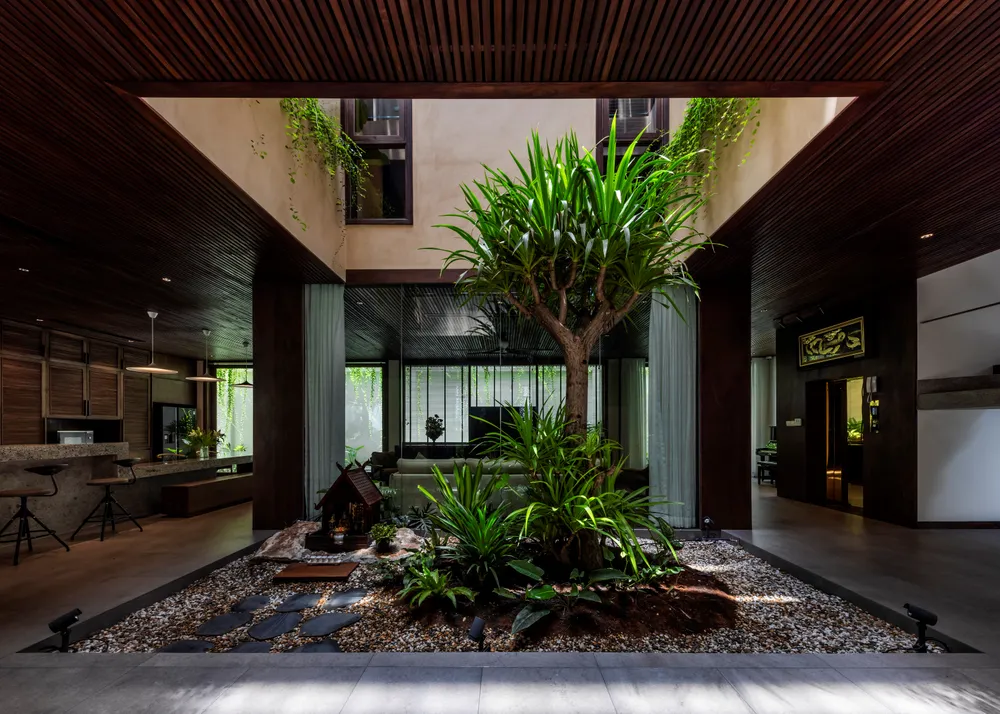 Ngay giữa trung tâm ngôi nhà, kiến trúc sư đã bố trí một khu vườn tươi mát.
