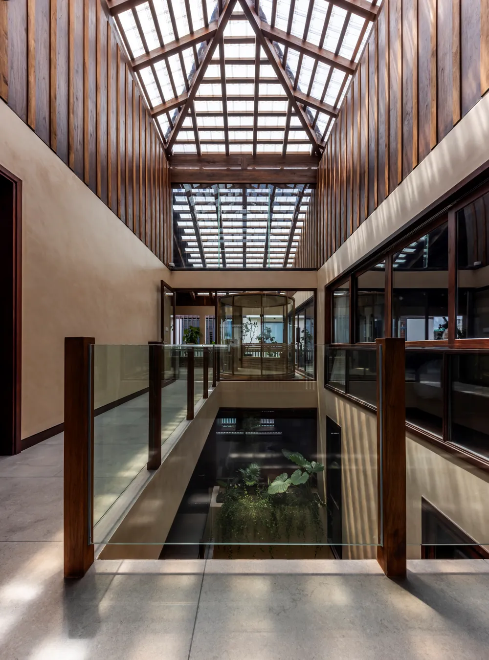 Các không gian trong nhà đều có sự tương tác giữa con người với thiên nhiên, giữa con người với con người.