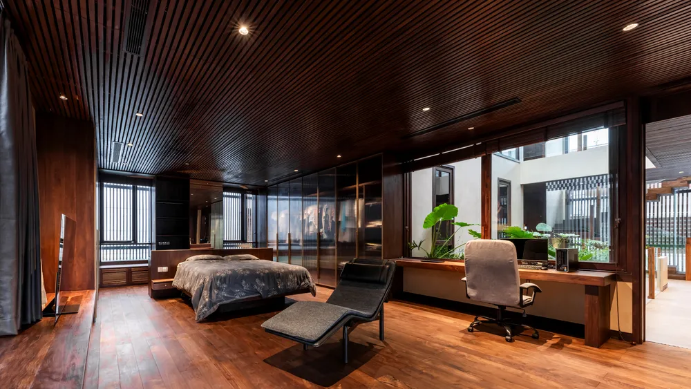 Tầng một là phòng ngủ master và hai phòng ngủ cho con gái.