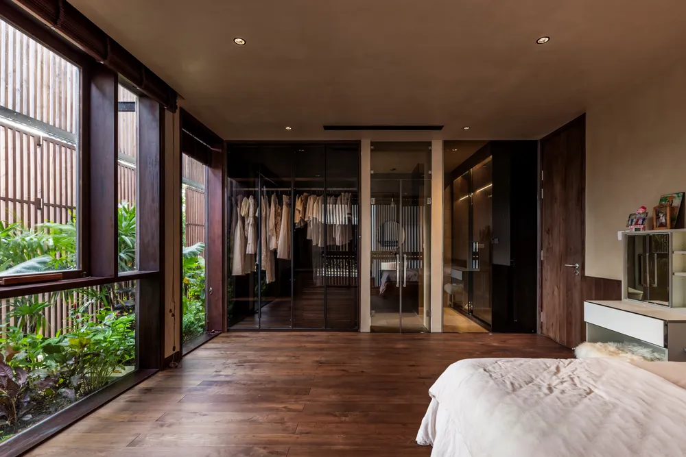 Mỗi không gian phòng ngủ đều kết nối với cây xanh bên ngoài.
