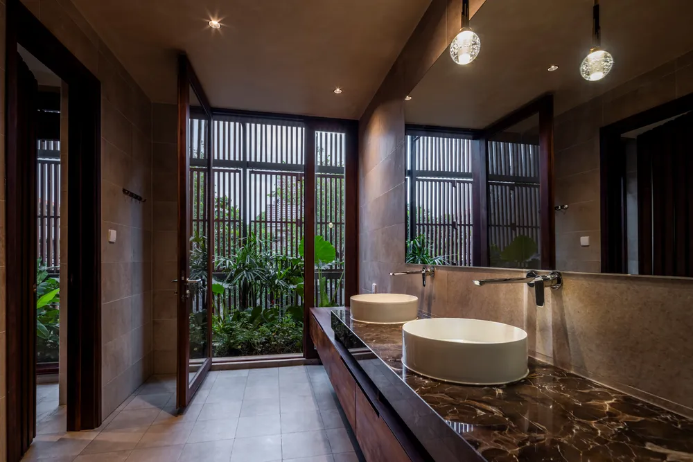 Khu vệ sinh thiết kế cửa riêng, kết nối với bên ngoài.