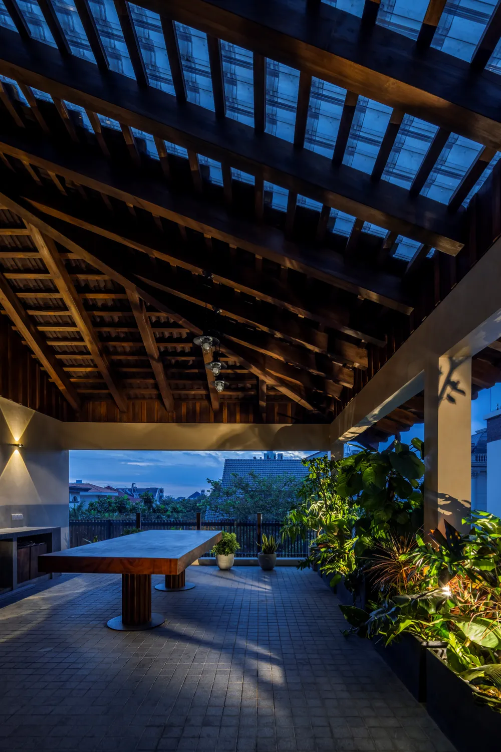 Tầng hai là phòng thờ, phòng karaoke (sinh hoạt chung), sân thượng, phòng xông hơi.