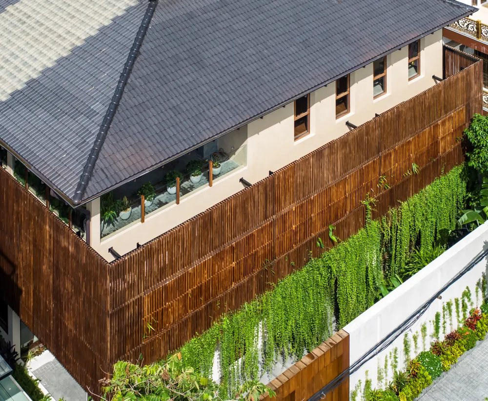 Nằm trong một khu dân cư ven TP.HCM, The Lodge Villa gây trầm trồ với vẻ ngoài nổi bật.