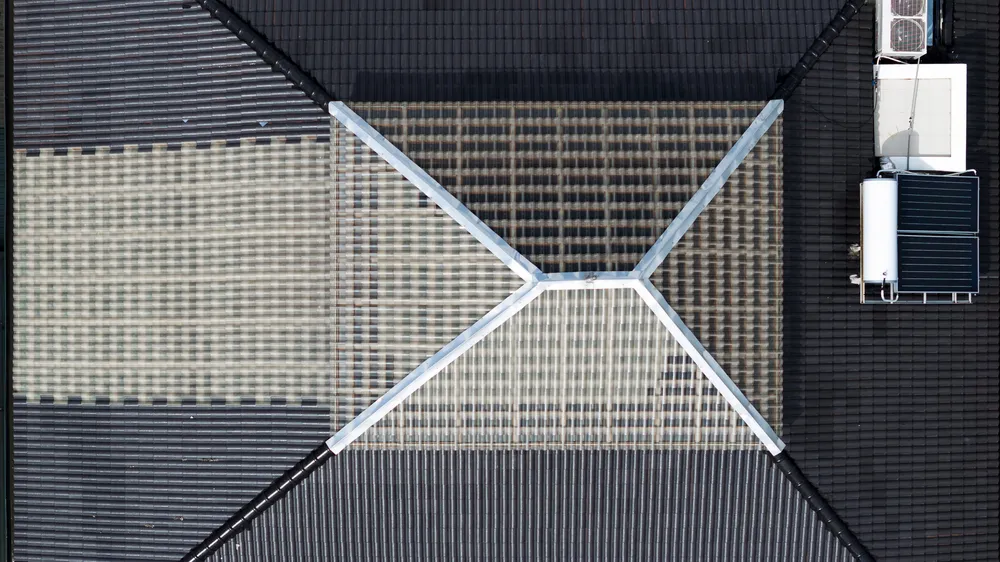 Cách xếp từng viên gạch ở phần mái cho thấy nét nổi bật của biệt thự so với những ngôi nhà xung quanh.