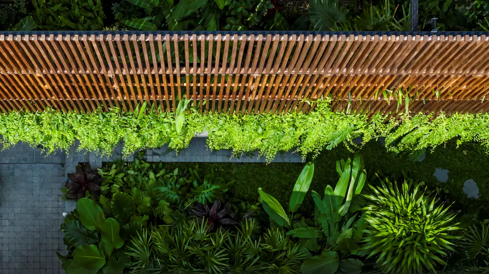 Tầng trệt ngôi nhà gồm nơi để xe, sân vườn nhỏ, một toilet chung, khu vực bếp nối thông với phòng ăn, phòng khách, phòng ngủ cho ông bà và thang máy.