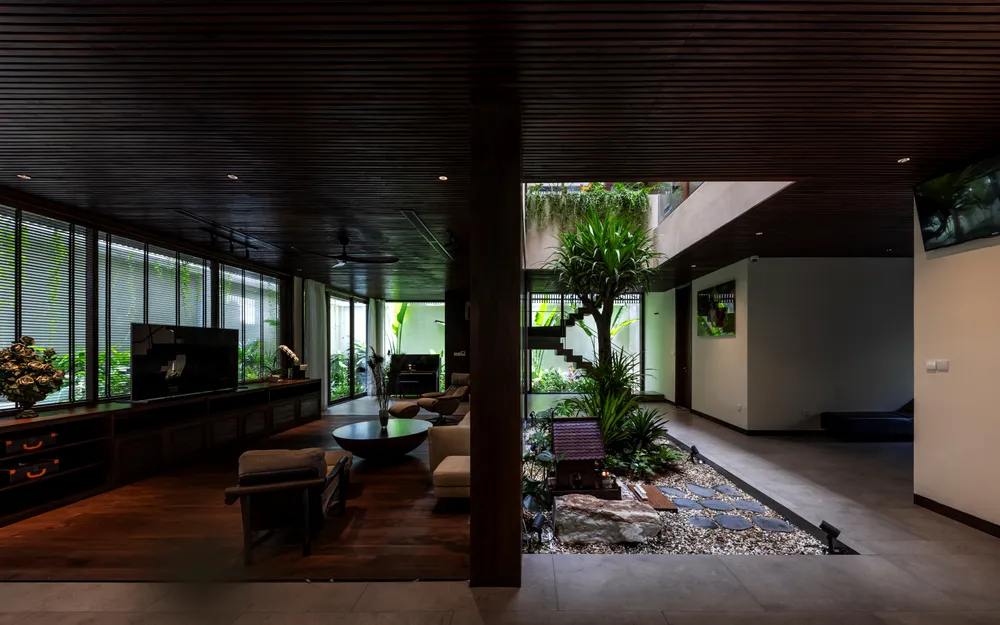 Chính nhờ hệ lam, ngôi nhà cũng hạn chế hấp thụ nhiệt độ từ môi trường một cách tối đa, chắt lọc nguồn ánh sáng chiếu vào không gian nội thất.