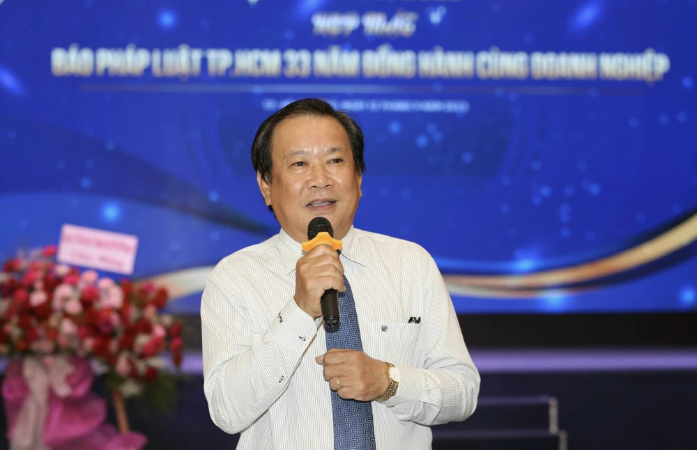 Ông Mai Ngọc Phước, Tổng Biên tập Báo Pháp Luật TP.HCM phát biểu cảm ơn và ghi nhận chia sẻ của các chuyên gia, doanh nghiệp. Ông Mai Ngọc Phước, Tổng Biên tập Báo Pháp Luật TP.HCM phát biểu cảm ơn và ghi nhận chia sẻ của các chuyên gia, doanh nghiệp.