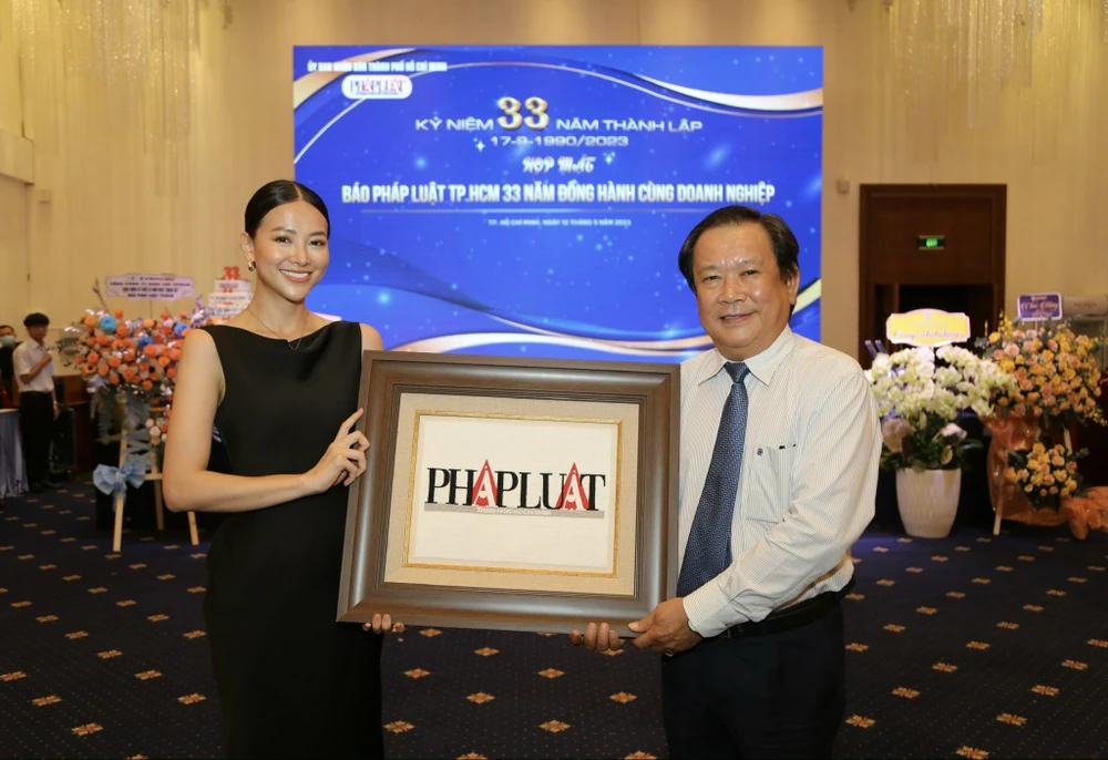 Tham dự chương trình có Hoa hậu Trái đất Nguyễn Phương Khánh, đại sứ chương trình “Cùng ngư dân thắp sáng đèn trên biển”. Tham dự chương trình có Hoa hậu Trái đất Nguyễn Phương Khánh, đại sứ chương trình “Cùng ngư dân thắp sáng đèn trên biển”.