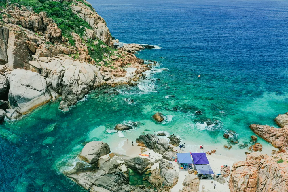 Ninh Thuận nổi tiếng với khung cảnh thiên nhiên hoang sơ và những bãi biển xanh ngắt. Ninh-Thuan-1.jpg