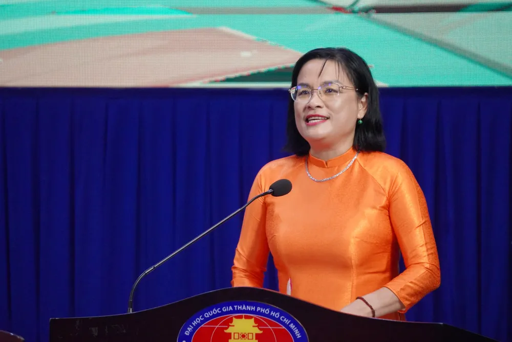 Bà Ngô Thị Phương Lan, Hiệu trưởng Trường Đại học KHXH&NV phát biểu tại hội nghị. du-lich-1-2211-4445.jpg