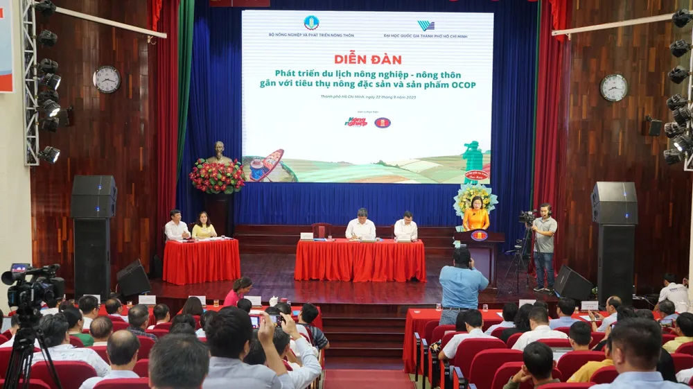 Diễn đàn “Phát triển du lịch nông nghiệp - nông thôn gắn với tiêu thụ nông đặc sản và sản phẩm OCOP” sáng ngày 22-9. du-lich-2-8614-1770.jpg