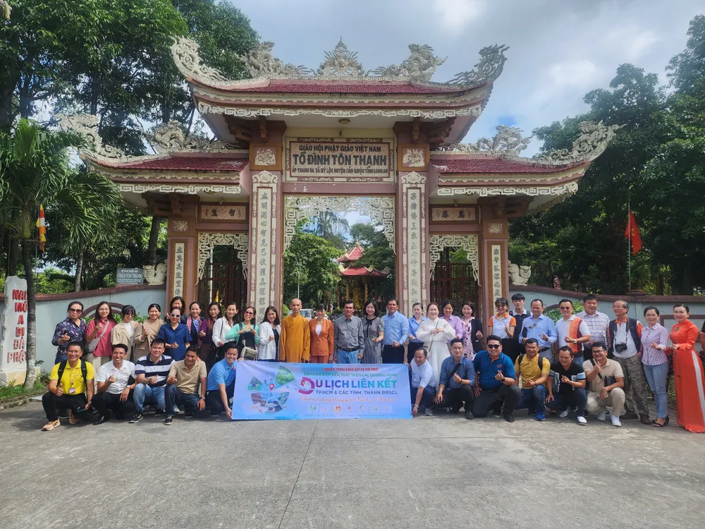 Đoàn khảo sát tham quan Tổ Đình Tôn Thạnh (ấp Mỹ Lộc, huyện Cần Giuộc). z4794882465215_2971e412a5f28780e3a5c5c775837881.jpg