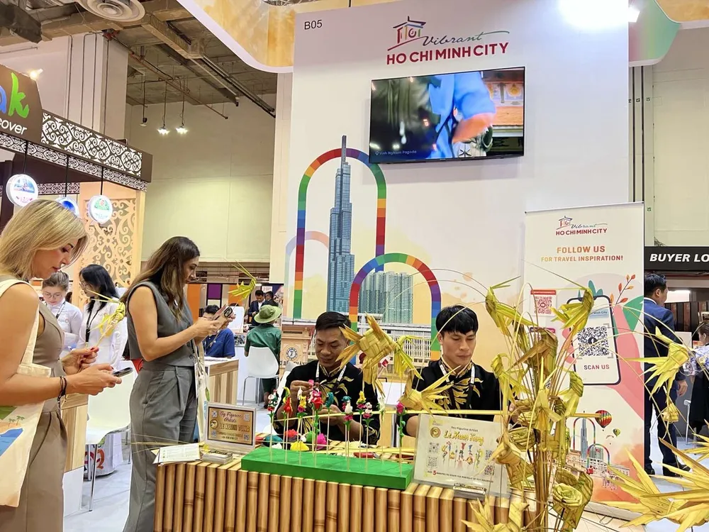 Trải nghiệm các hoạt động thủ công truyền thống như nặn tò he và xếp lá dừa tại gian hàng của ngành Du lịch TP.HCM. Du-lich