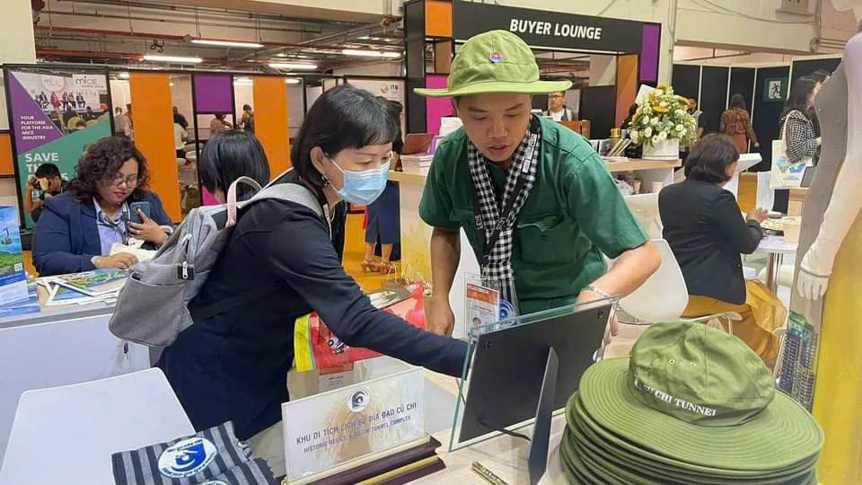 Du khách tham quan gian hàng của Khu Di tích Địa đạo Củ Chi. Gian hàng của Khu di tích lịch sử địa đạo Củ Chi trong khuôn khổ chương trình quảng bá du lịch năm 2023 với các DN du lịch Singapore.