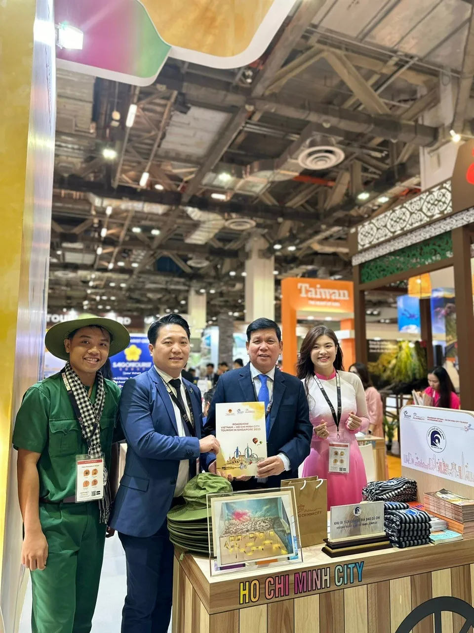 Gian hàng của Khu Di tích lịch sử Địa đạo Củ Chi trong khuôn khổ chương trình quảng bá du lịch năm 2023 với các DN du lịch Singapore. z4821907429838_739ee70e5e9f42a3d14d85177f341c86.jpg