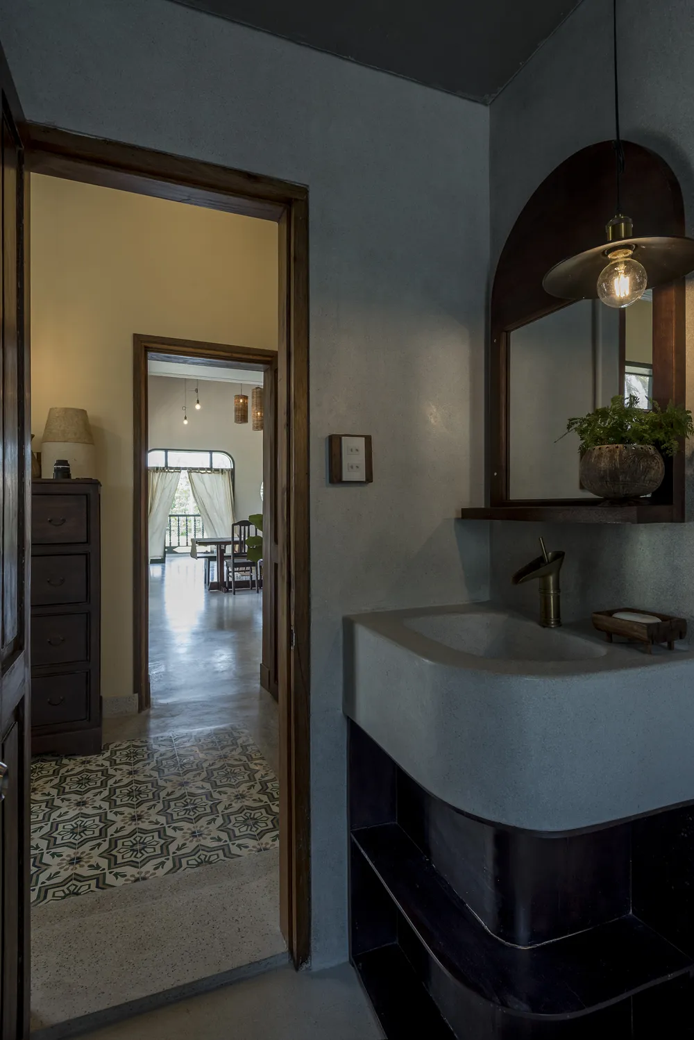 Do đó, kiến trúc sư xử lý mỗi nhịp đều bố trí hệ mái vòm, tạo sự liên kết và nhịp điệu không gian.