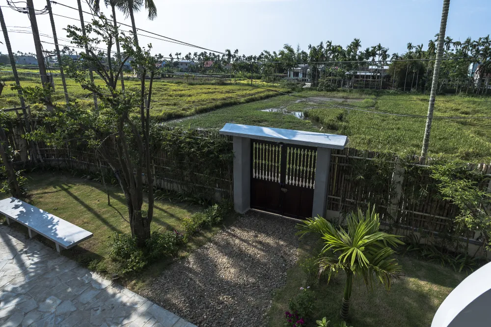 Khi tiếp nhận công trình đã xong phần thô, kiến trúc sư BOW.Atelier dựa trên sườn công trình có sẵn, mở thêm một vài khoảng lấy ánh sáng mới.