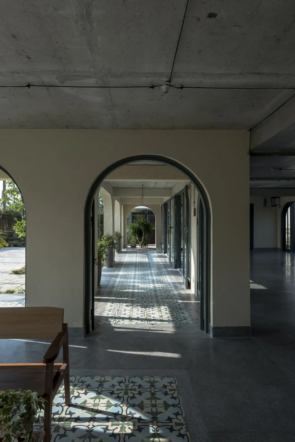 Chủ nhà mong muốn có không gian nhẹ nhàng, hài hòa với khung cảnh miền quê xung quanh công trình, nhưng vẫn đầy đủ tiện nghi cho một nơi nghỉ dưỡng cuối tuần.