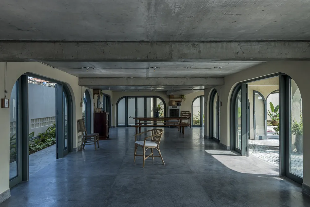 Nội thất ngôi nhà mang phong cách indochine, với những đường nét đặc trưng để nhận biết như hành lang mái vòm, tông màu vàng, vật liệu đá mài…