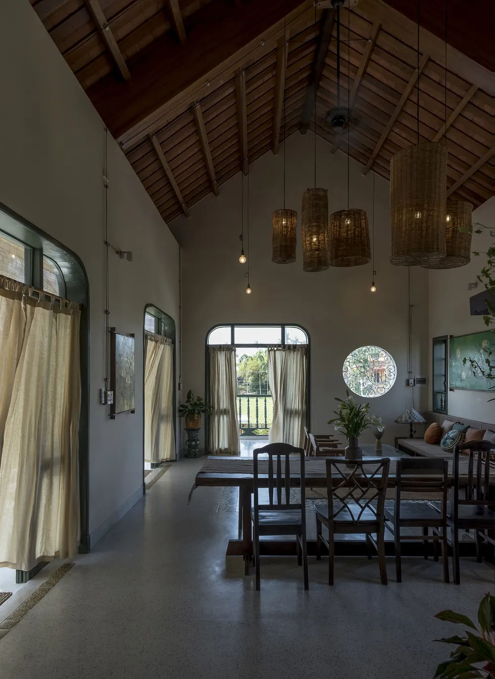 Nhà này đặt ở khu vực thấp và hay thường xuyên xảy ra lụt nên khối nhà chính được nâng lên với cao độ an toàn. Phía dưới để trống, điều này giúp tỉ lệ tổng thể công trình khá đẹp và tạo cảm giác thanh thoát hơn về hình khối.