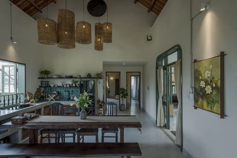 Kết cấu phía dưới chịu tải nhiều bởi khối nhà và hệ mái ngói phía trên nên số lượng cột được bố trí nhiều.