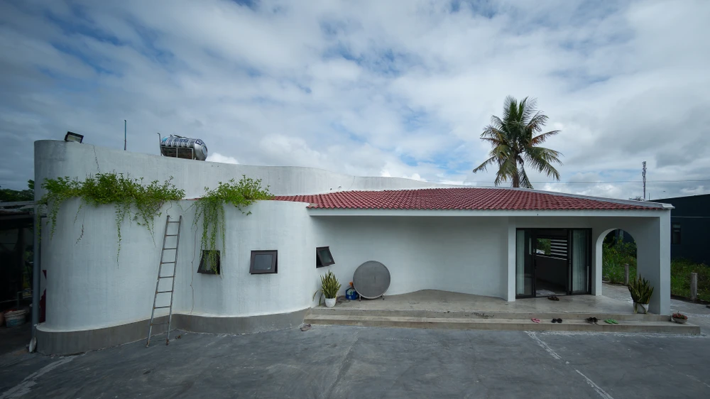 Tất Viên là một ngôi nhà nông thôn, tọa lạc tại tỉnh Quảng Nam với diện tích sàn rộng 200 m2.