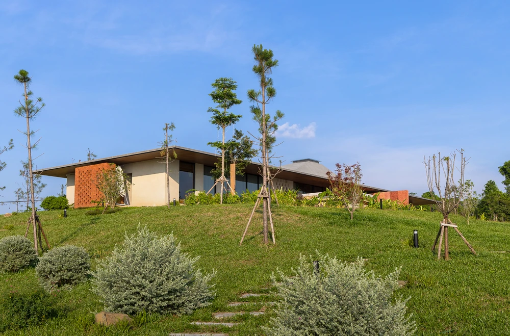 Công trình có diện tích sàn 900 m<sup>﻿2</sup>, được thiết kế bởi kiến trúc sư chủ trì dự án Nhâm Chí Kiên (APDI Architecture).