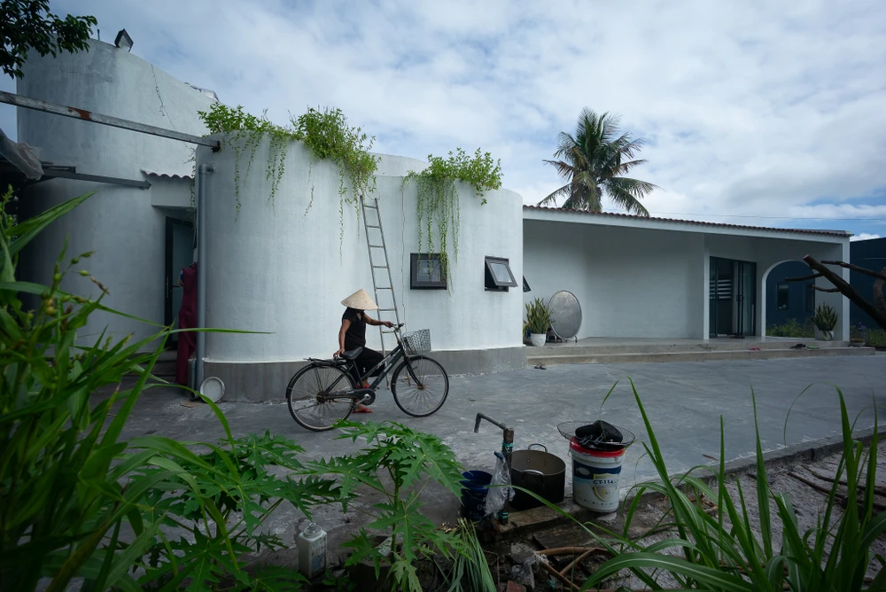 Bên ngoài công trình với nét nổi bật của những đường cong và sự mộc mạc.