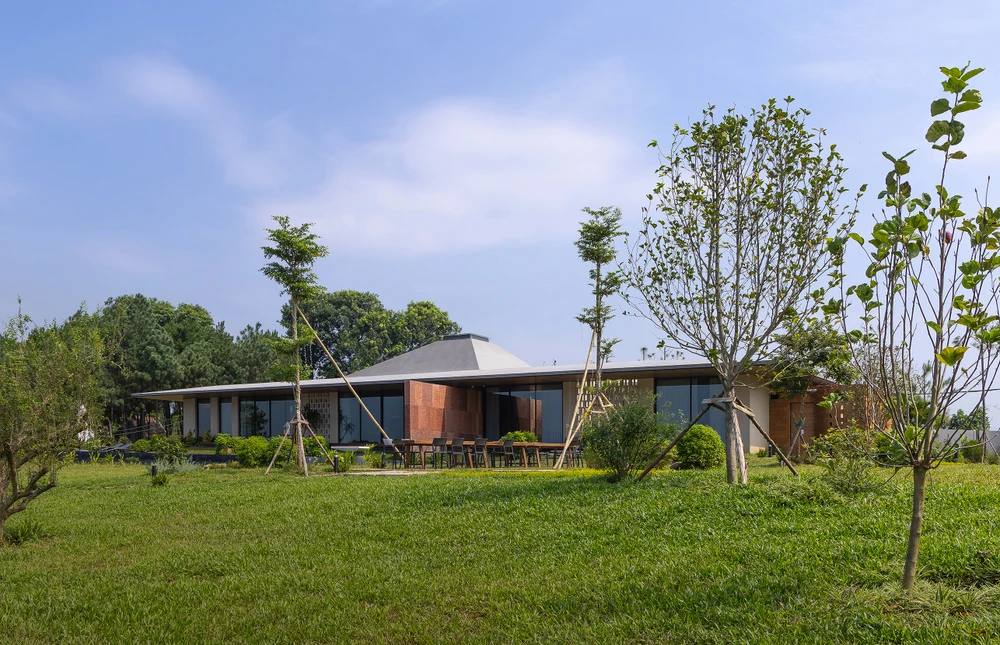 Nơi xây dựng biệt thự là vùng đất của đá ong, hiện trạng xây dựng có một địa thế tuyệt vời.