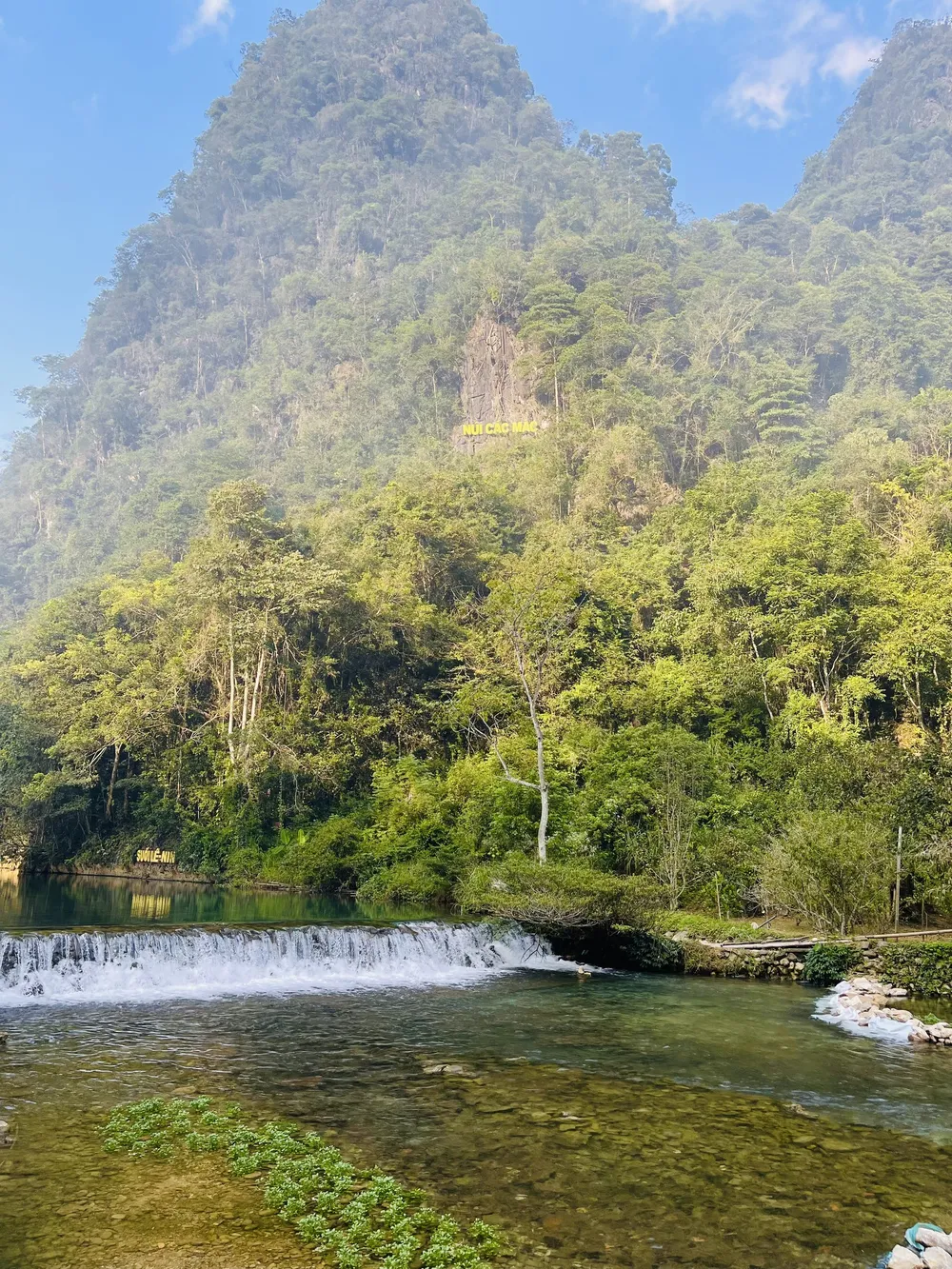 Suối Lê-nin, Núi Các Mác trên đường vào hang Cốc Pó, huyện Hà Quảng.