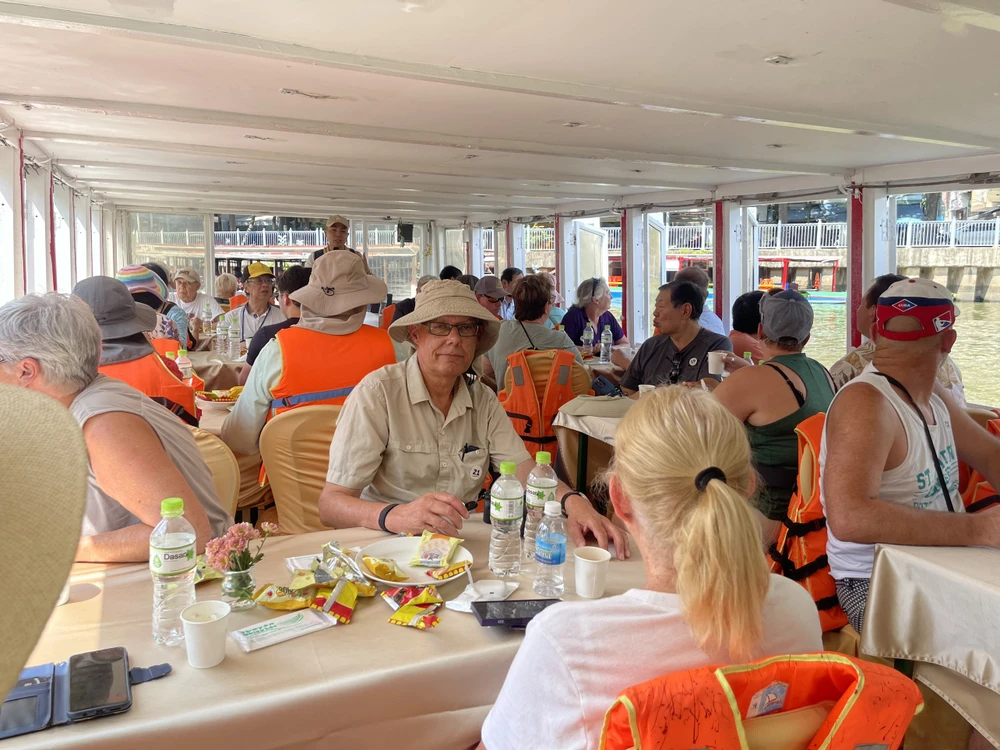 Hơn 200 khách quốc tế đến bằng đường tàu biển tham quan kênh Nhiêu Lộc - Thị Nghè.