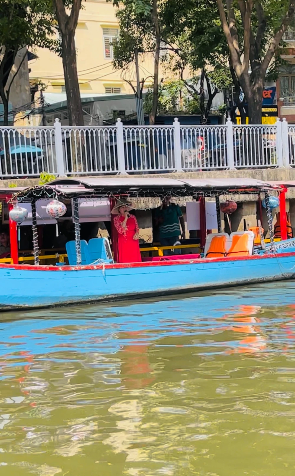 Những giai điệu dân gian về “Đờn ca tài tử” không thể thiếu trên chuyến tour 'Một thoáng Sài Gòn'.