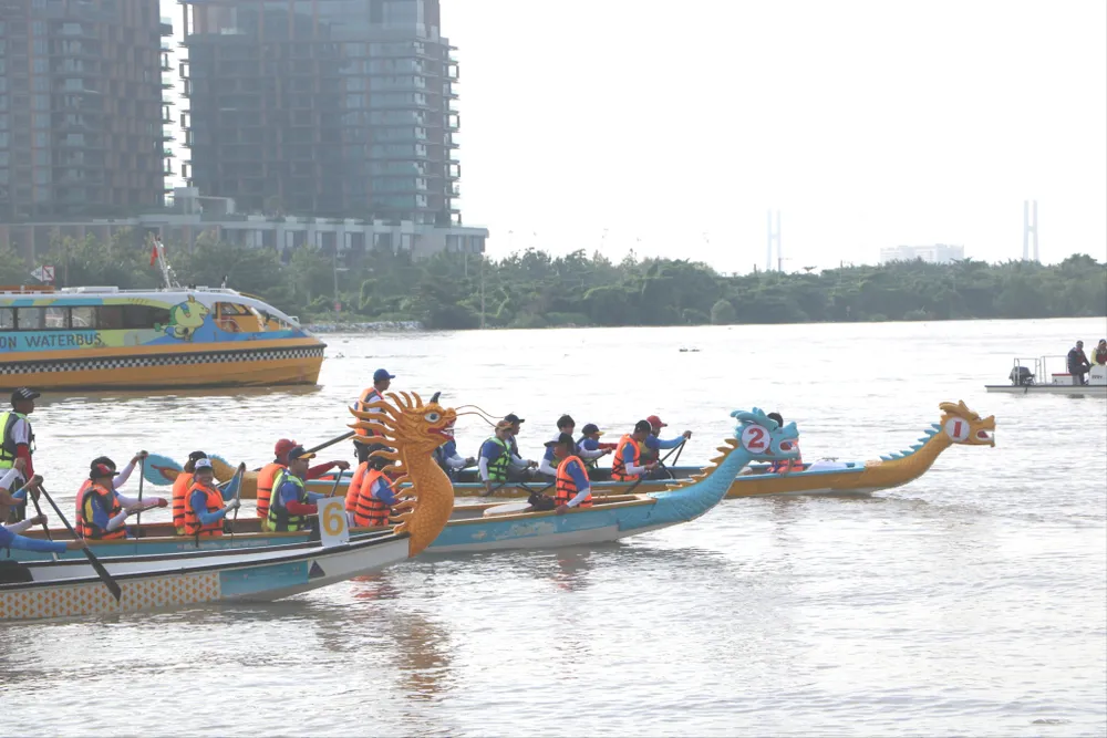Hoạt động thể thao dưới nước trong Lễ hội Sông nước TP.HCM lần thứ nhất. Ảnh: THU TRINH.