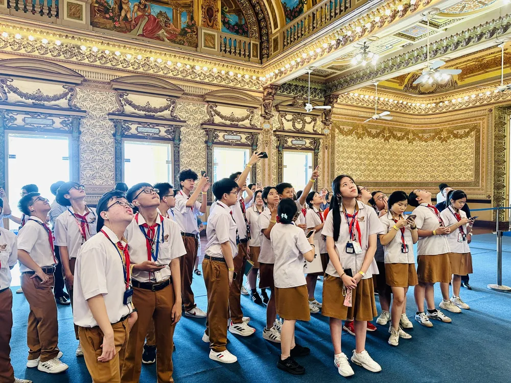 Lần đầu tiên sản phẩm du lịch 'Chương trình tham quan Di tích kiến trúc nghệ thuật cấp quốc gia Trụ sở HĐND và UBND TP.HCM ' được tổ chức. 