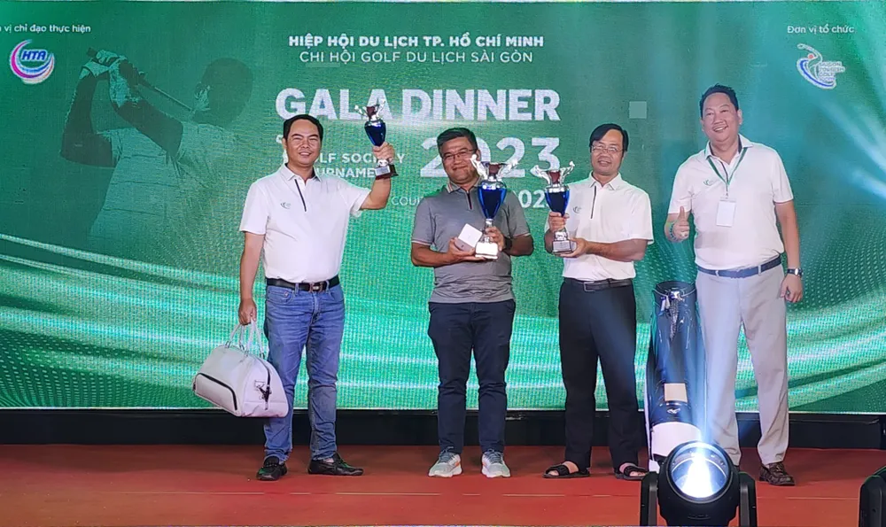Ban tổ chức trao giải cho các golfer đạt giải golf 'Saigon Tourism Society'.