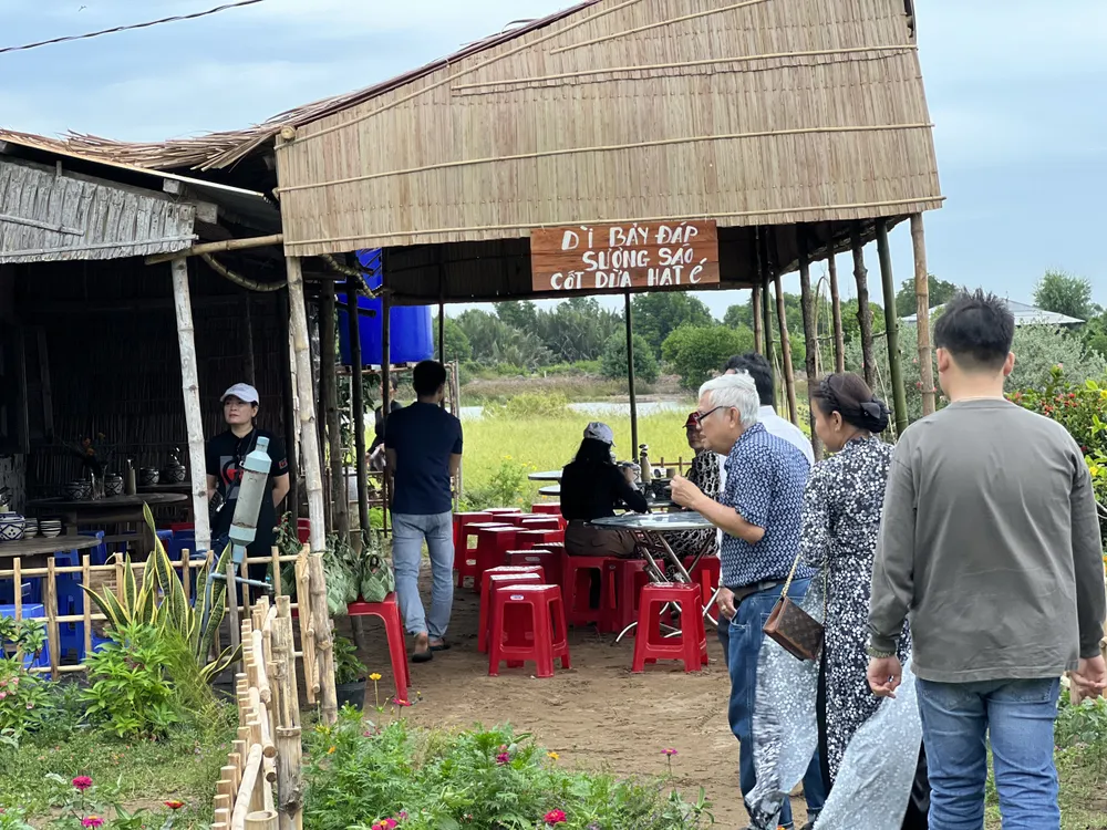 Mô hình du lịch canh nông khởi đầu với chín hộ tham gia với các sản phẩm: trải nghiệm làm nông nghiệp; thưởng thức các loại bánh dân gian và nông sản địa phương.